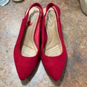 Red kitten heel, size 9W!